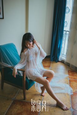 老头边吃奶边挵进去呻吟