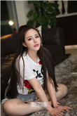 刷子刷女生子脚底心羽毛